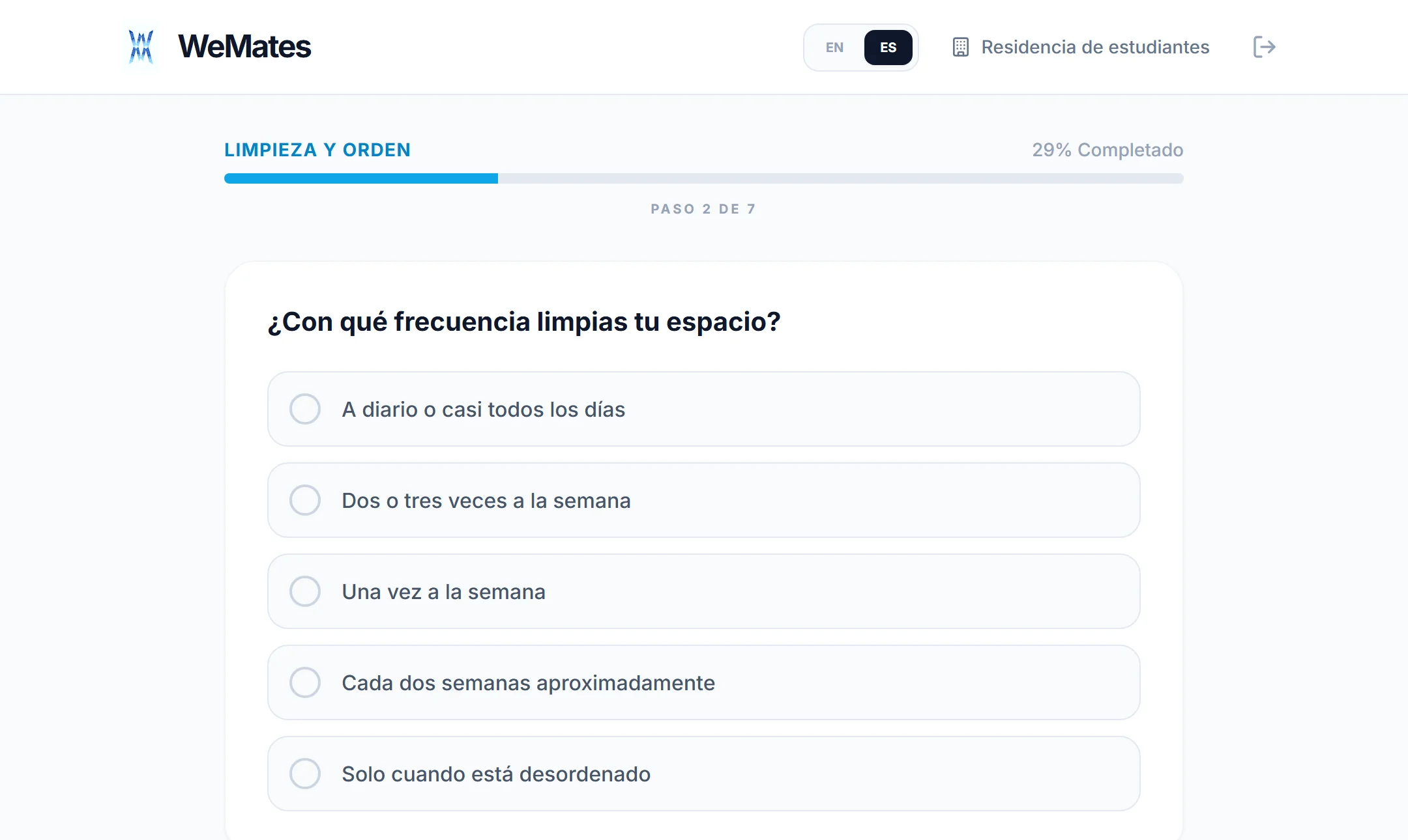 La encuesta del estudiante en la categoría Limpieza y orden, con la barra de progreso en el paso 2 de 7 y la pregunta «¿Con qué frecuencia limpias tu espacio?» con sus cinco opciones.